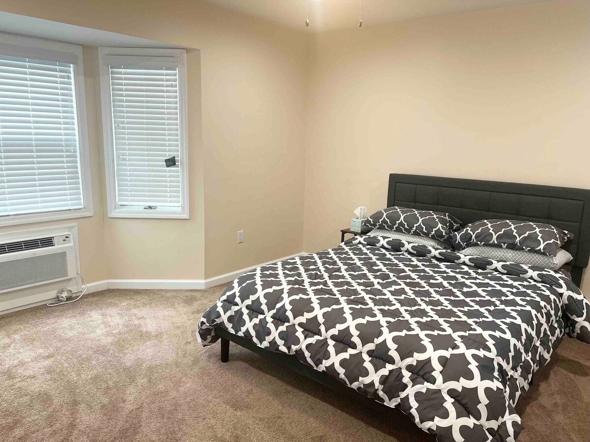 Modern, stylish and spacious room in Holtsville.