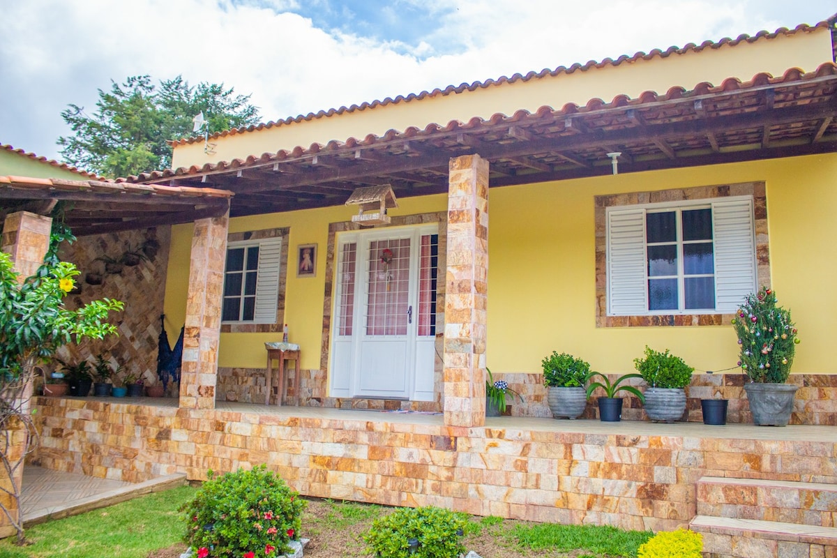 Casa Amarela bela com piscina e churrasqueira