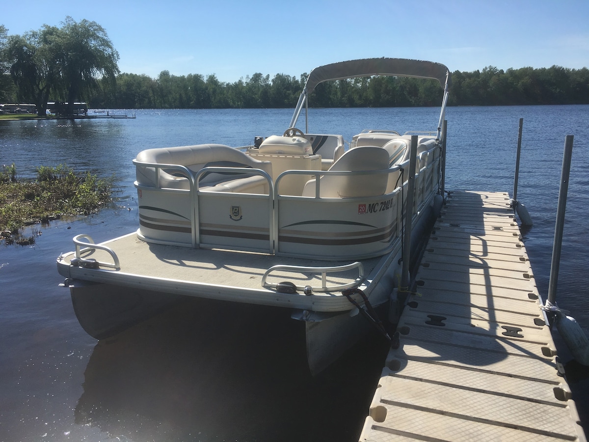 Lakefront on Coldwater Chain! Pontoon Available!