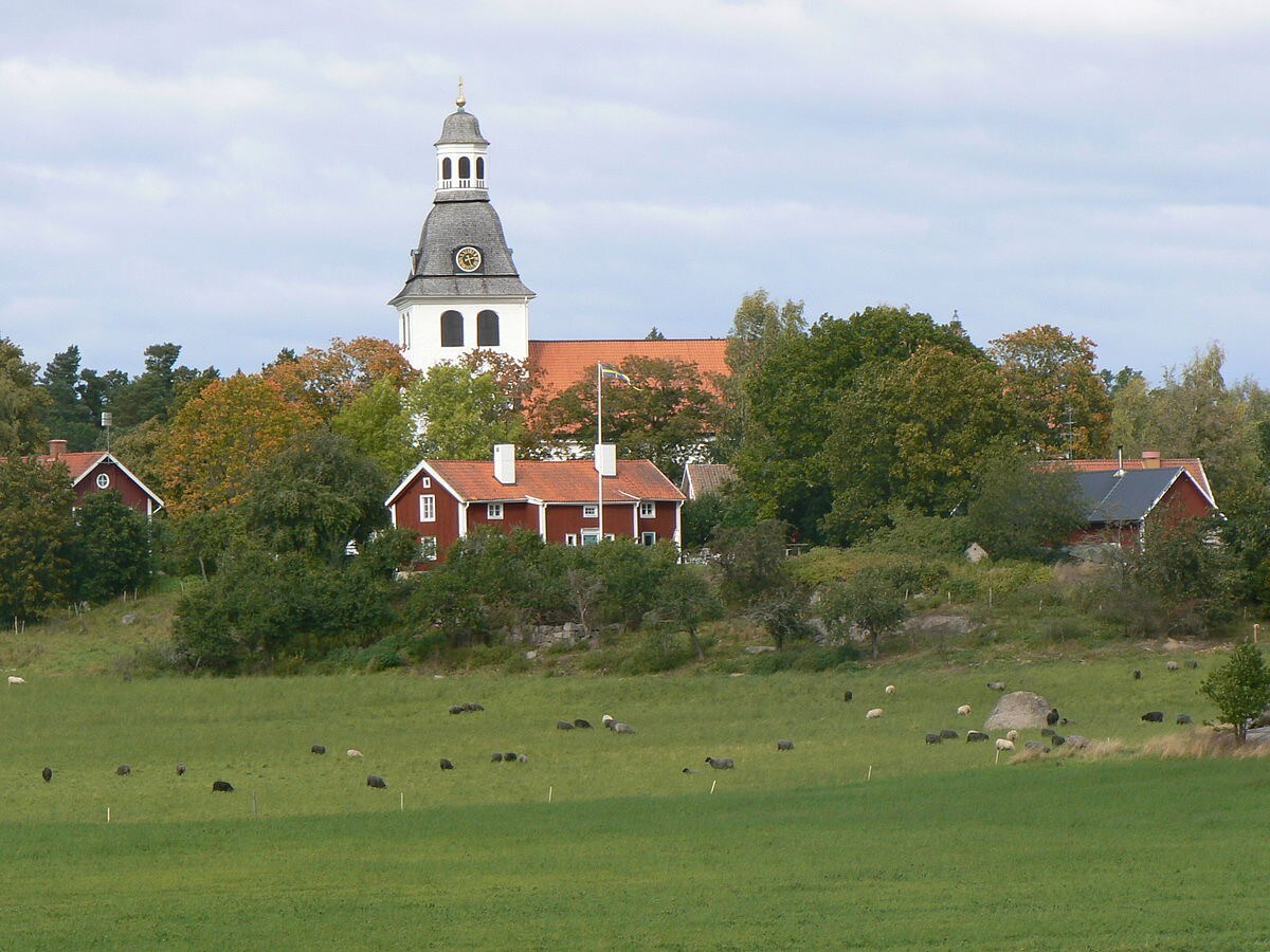 Villa vid hagarna och sjöarna i Vårdnäs