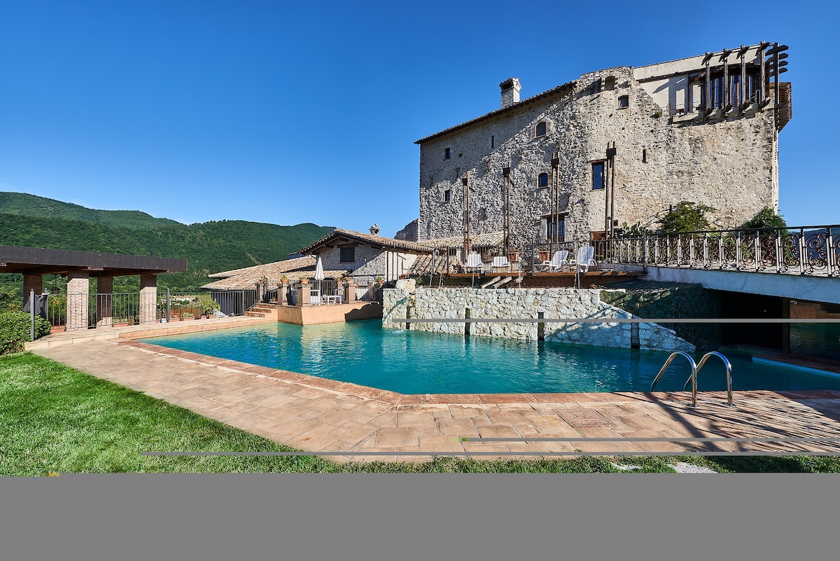 Castle Spoleto Castrum度假村-泳池和水疗