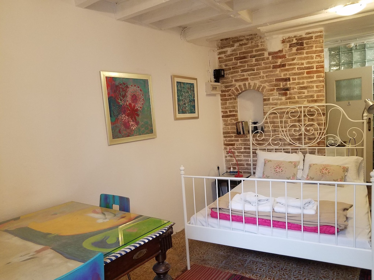 GROUNDFLOOR STUDIO IN THE HEART OF THE OLD TOWN E