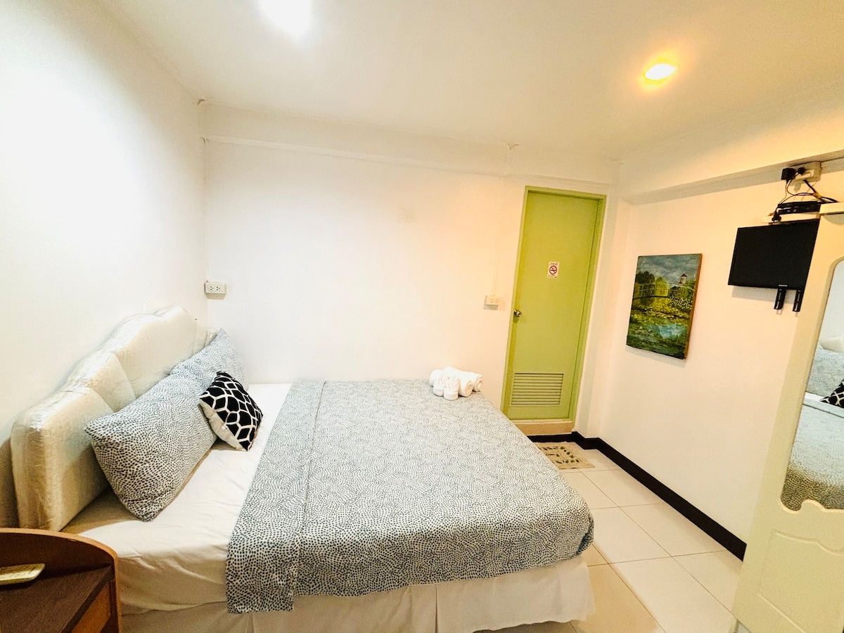 Double bed&attached bath- ASOKE BTS/MRT walk 5min