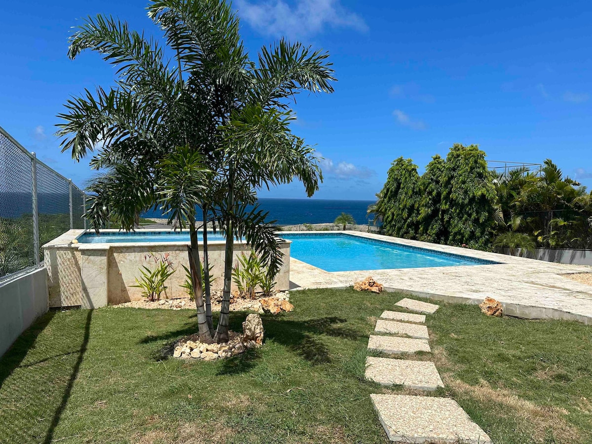 Newly remodeled oceanfront home w/ pool & hot tub