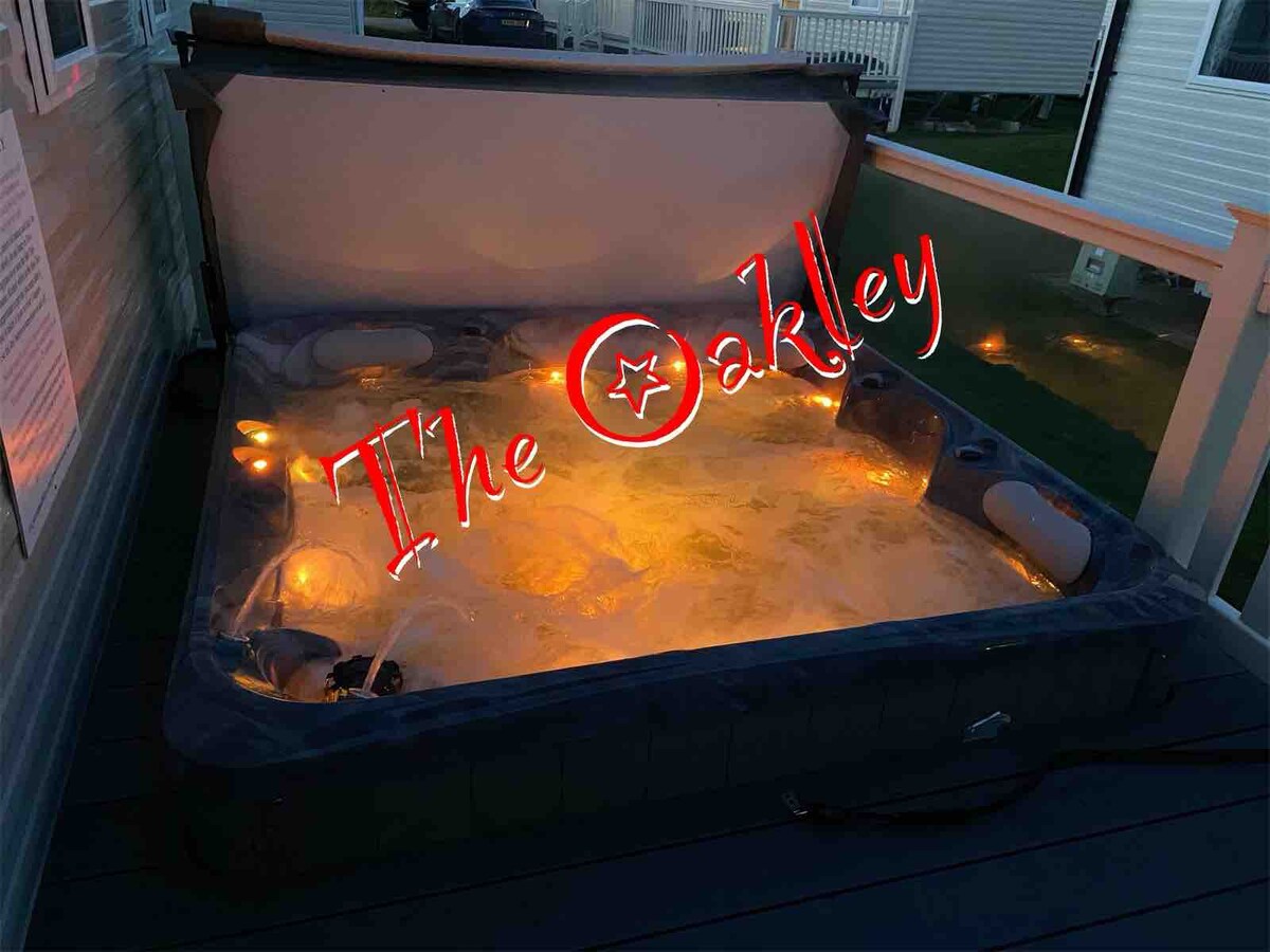Oakley Caravan 8泊位，配备热水浴缸和无线网络