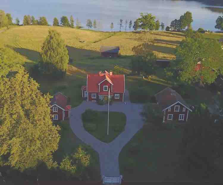 Tisnaresjön湖旁边的自有农场Byle Östergård