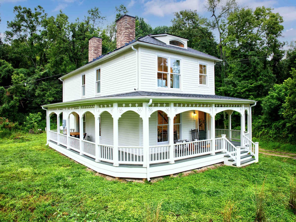 Luxury Waterfront Retreat | Louisville