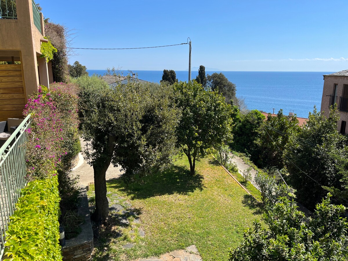 Bas de villa avec jardin et terrasse vue mer