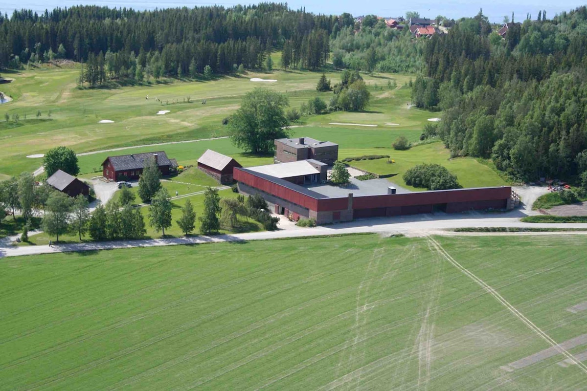 Gårdshus på unike Trones gård ved golfbane