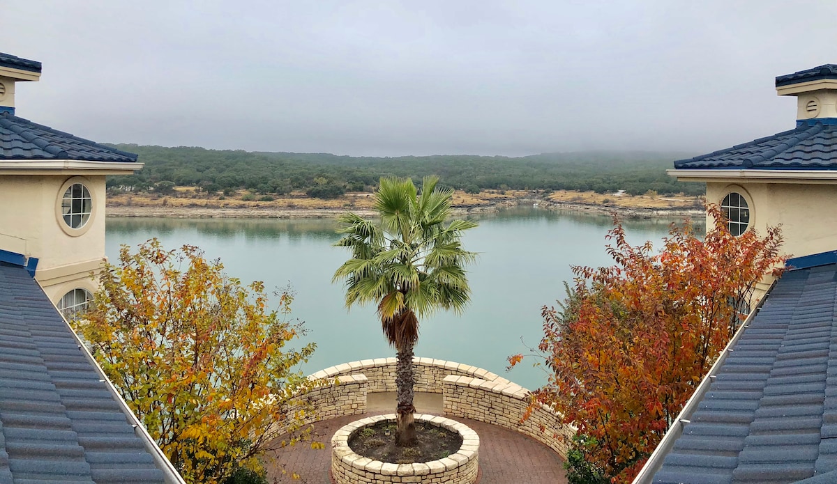 岛上特拉维斯湖（ Lake Travis ）的壮丽景色