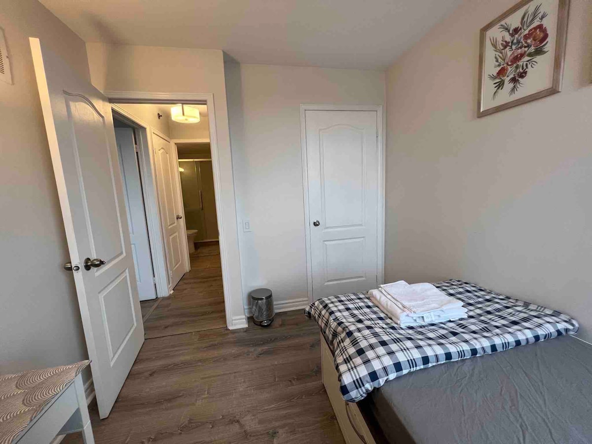 Cozy Room w/ Private Washroom - Next to TTC Subway