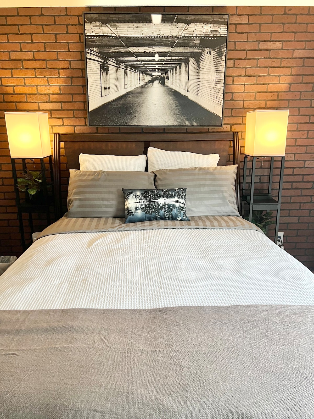 Modern 2-Bedroom CozyPerrysburgCondo “New York”