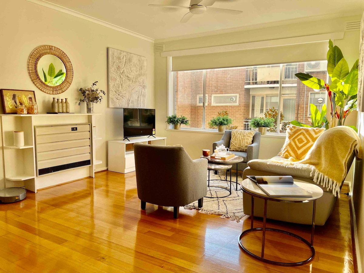 Large two bedroom apartment in Glen Iris