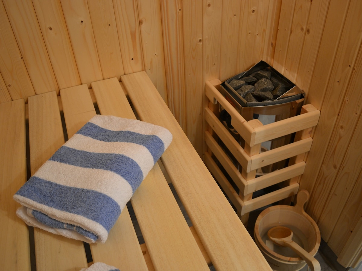 Kingfisher Luxury Lodge ，配有桑拿和热水浴缸
