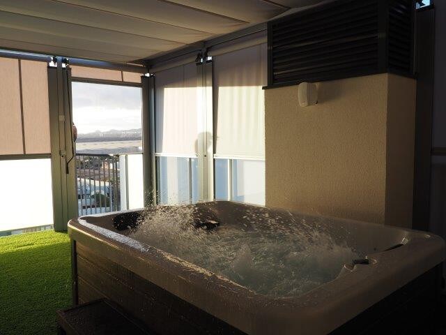 El Médano La Tejita的按摩浴缸现代顶层公寓。