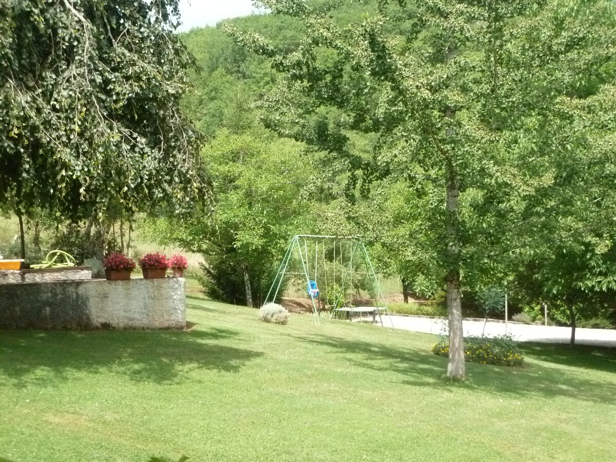 Périgord Noir Quercy Gîte grand jardin et piscine