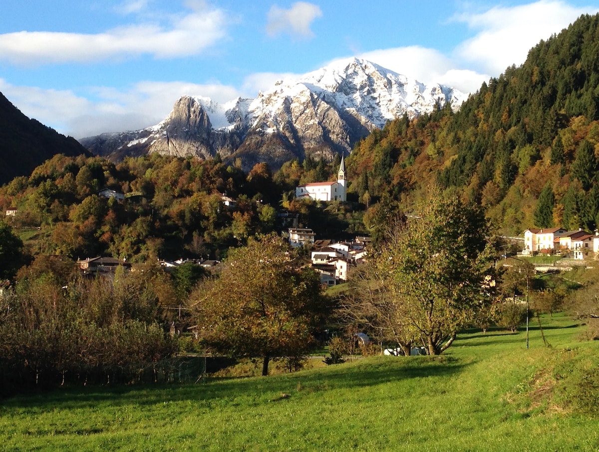 Casa con vista sulla valle alpina