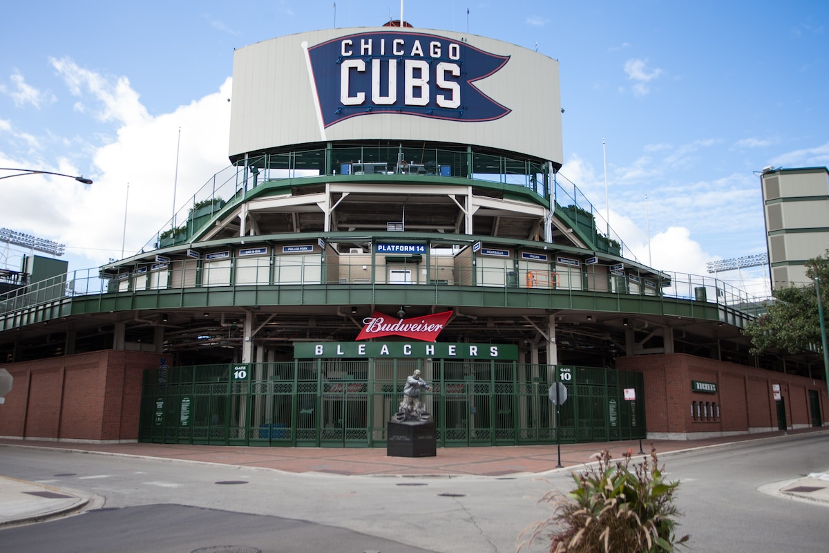 距离瑞格利球场（ Wrigley Field ）的现代复古时尚台阶！