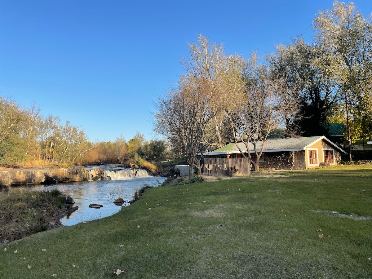 Riverside Cottage Winterton - Scenic Farm Rental