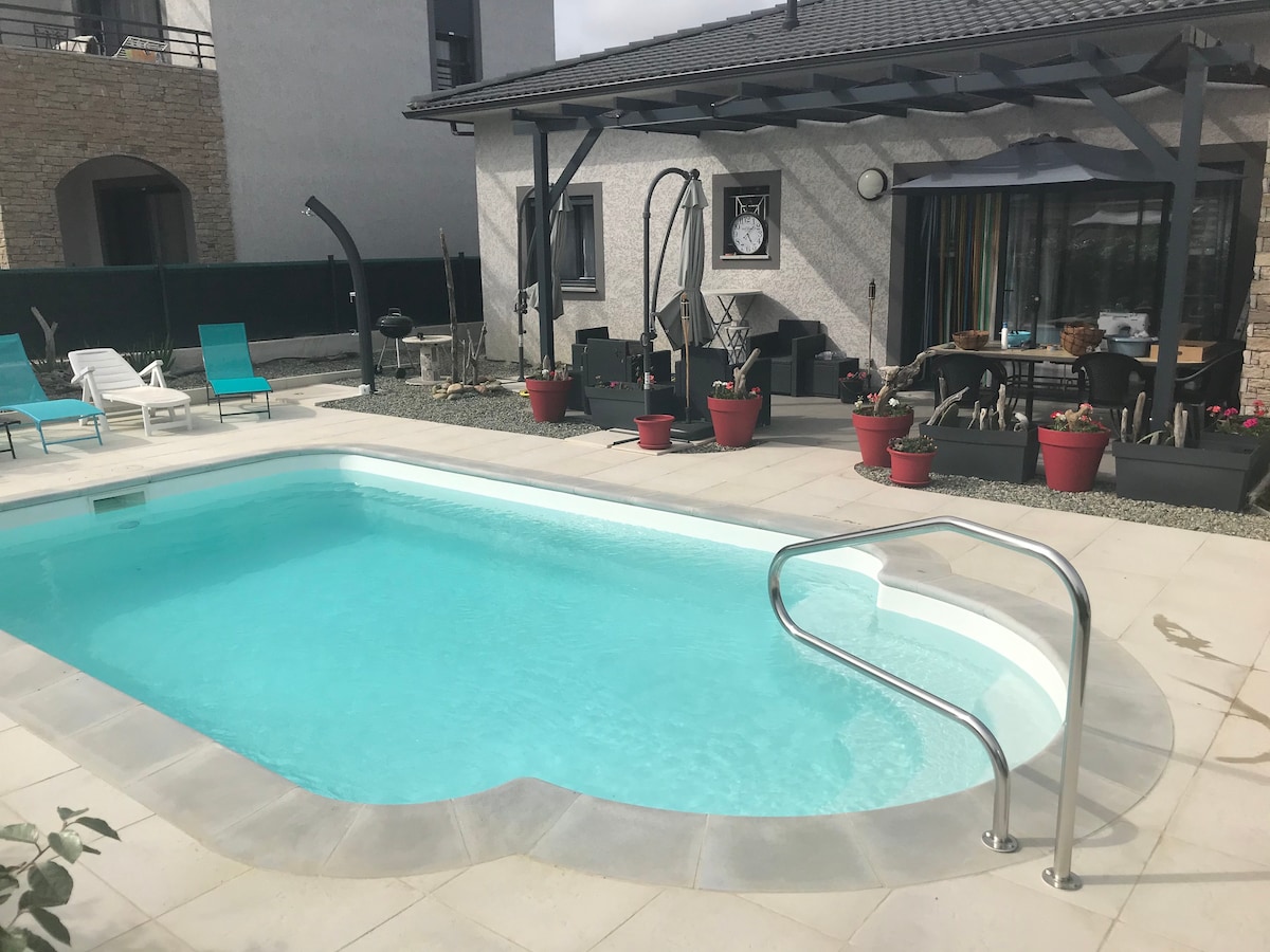 最近的别墅租赁Ghisonaccia和游泳池。