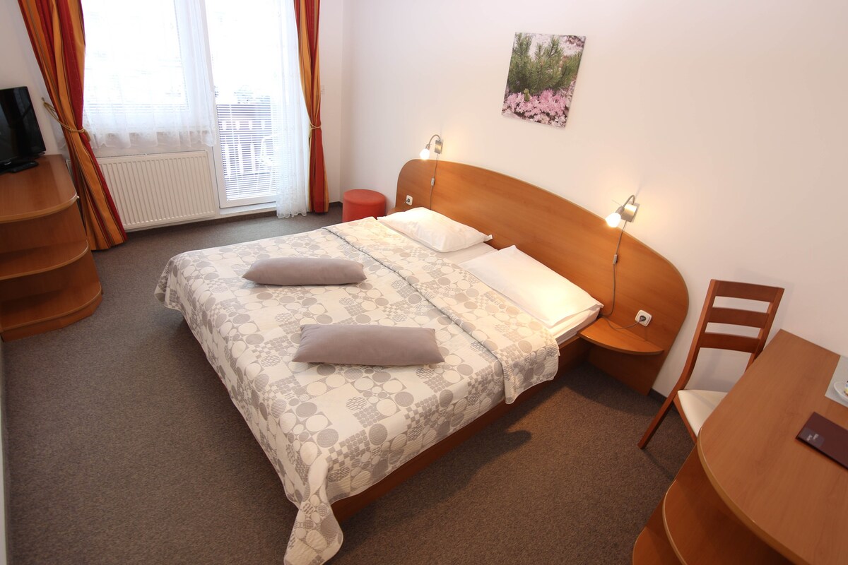 Double room with breakfast, centre of Kr. Gora