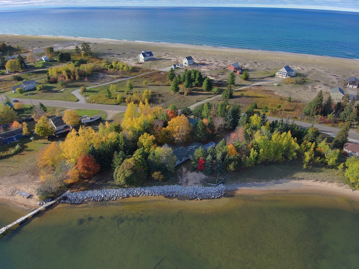 在美丽的玛黑区（ Grand Marais ）停靠海湾！