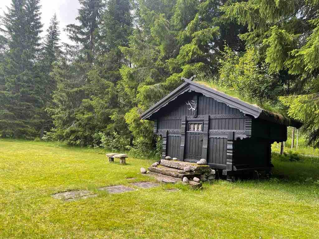 Seljestad河畔迷人的山间小木屋