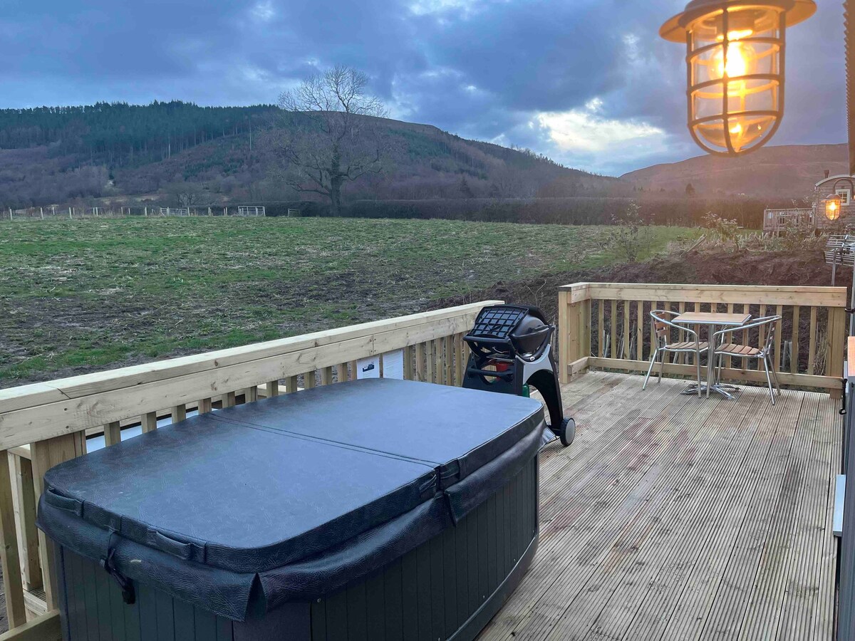 Wren Luxury Shepherd Hut with private hot tub