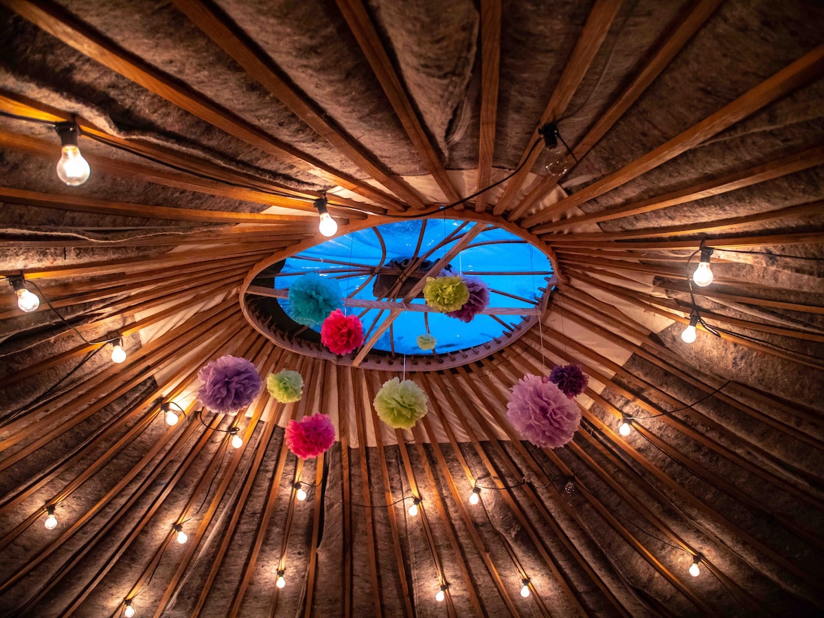 美丽的巨型豪华露营蒙古包：水疗和餐饮