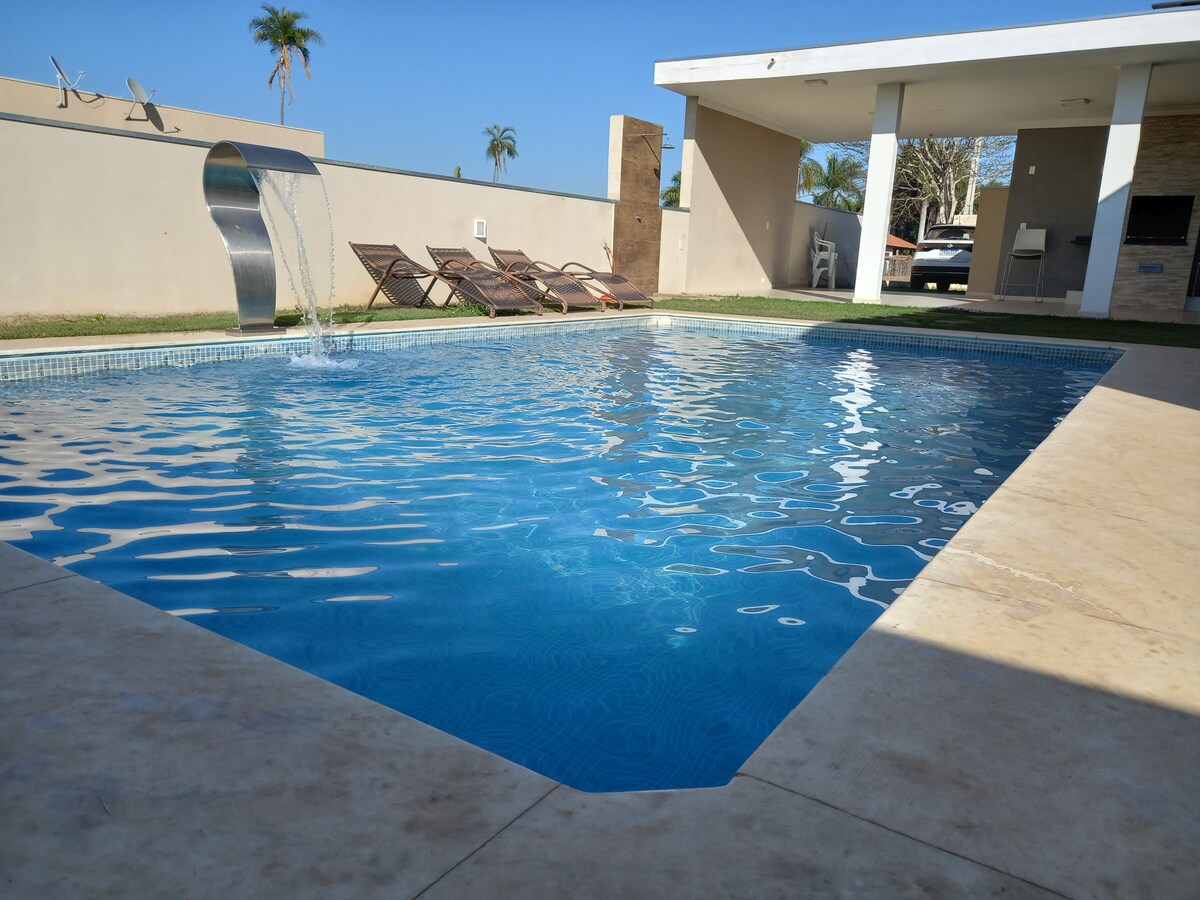 美丽的房子，带泳池， Ninho Verde 1公寓。