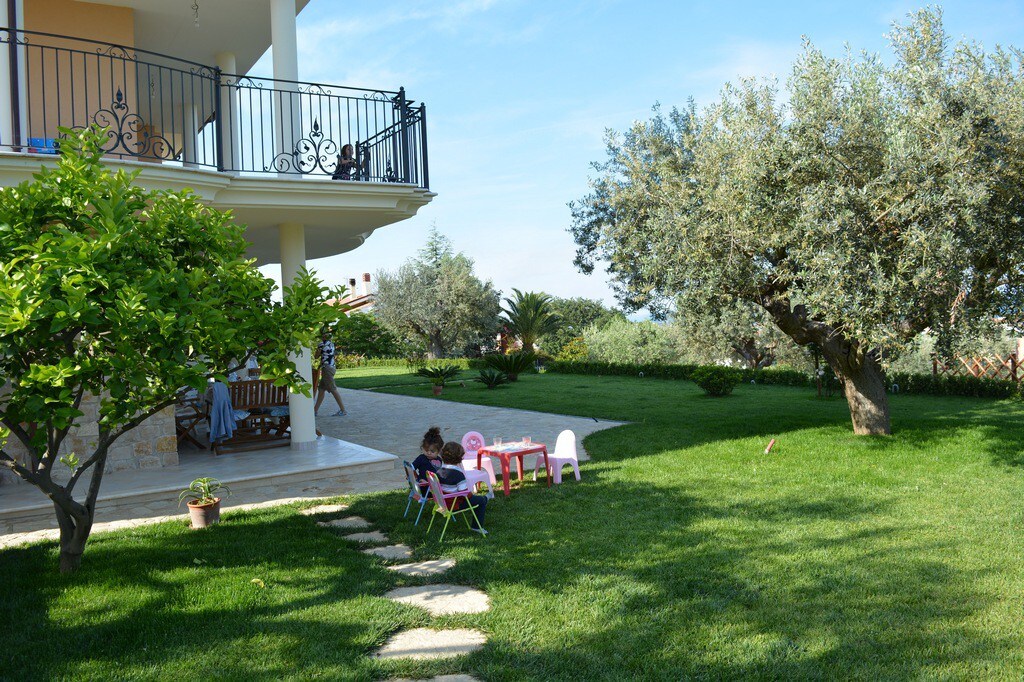 Elegante monolocale con vista mare e giardino