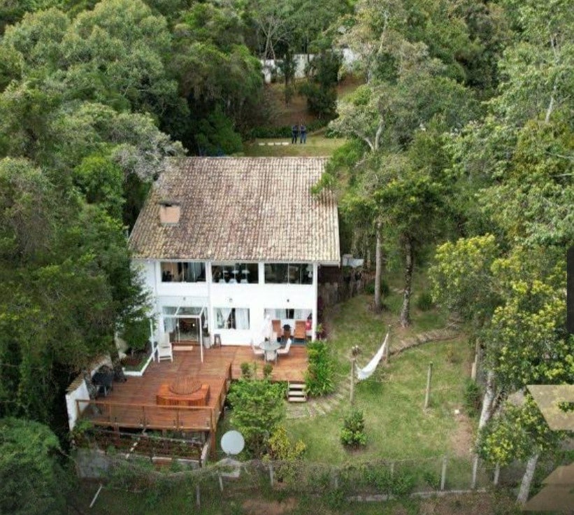 位于Campos do Jordão的自然风情山上的房子