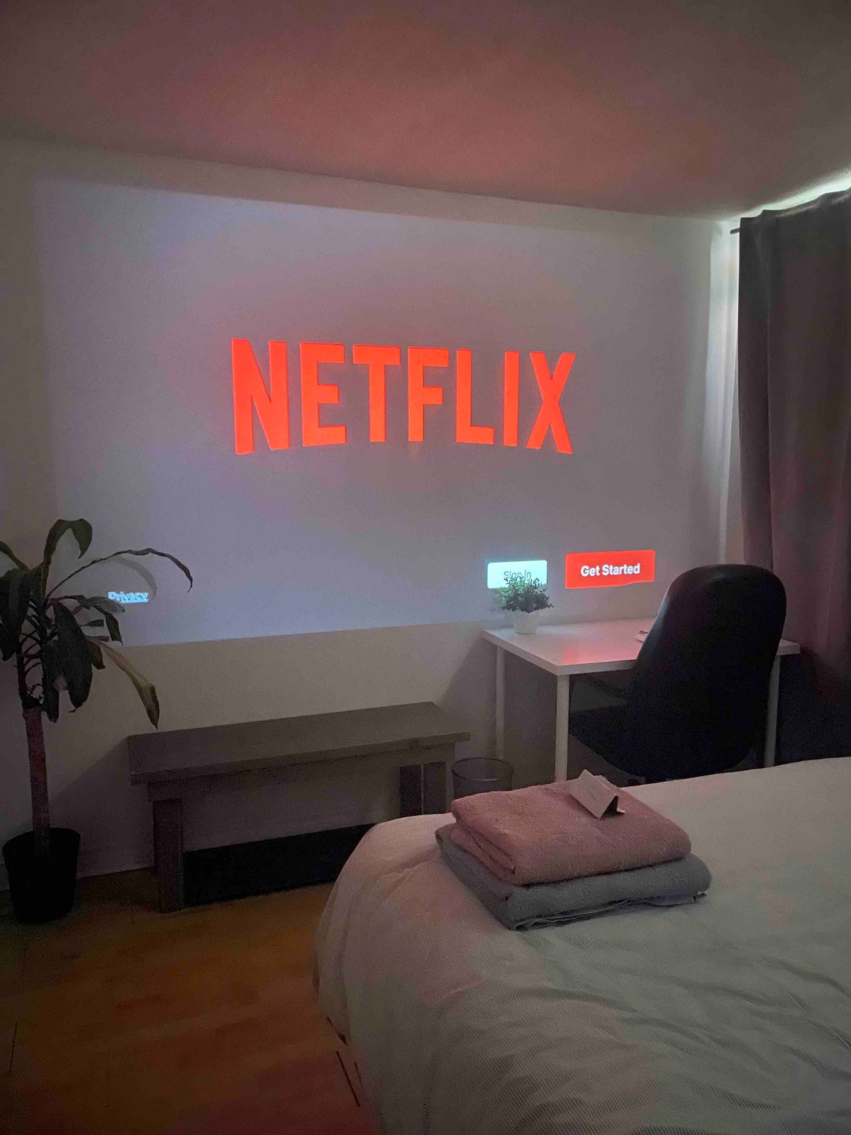 Chambre avec projecteur parfait pour soirée-cinéma