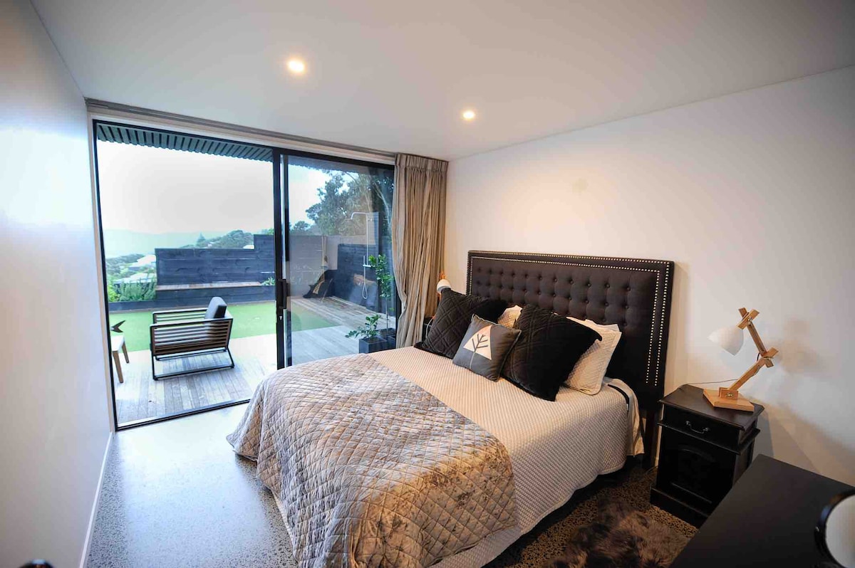 Muriwai Cliffs
Luxury Retreat