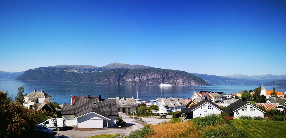 Fjord og fjell i vakre Utvik/Stryn