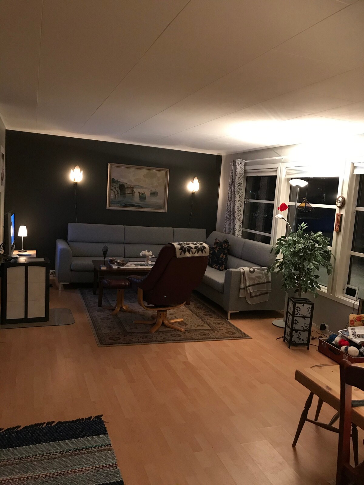 位于Varangerbotn住宅区，可睡3人+客用小木屋2人
