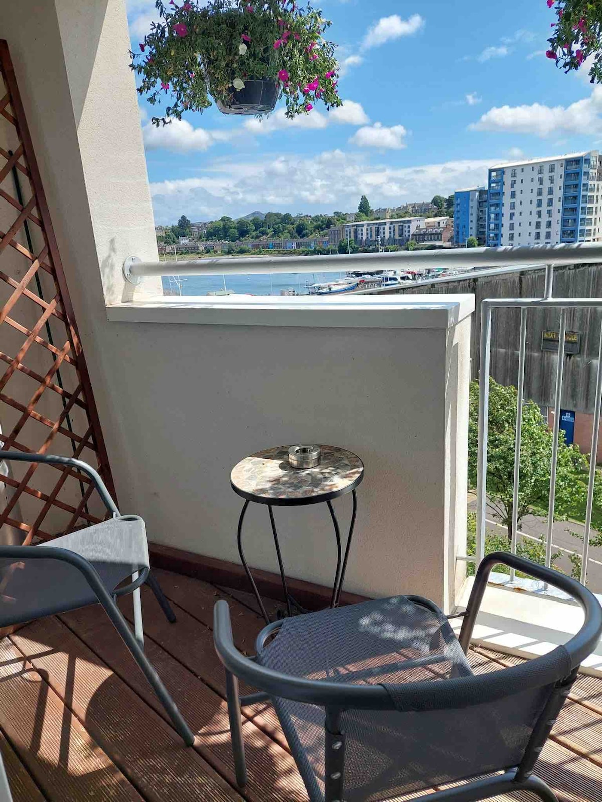 Bright and Spacious 2 Bed Flat by the Harbour