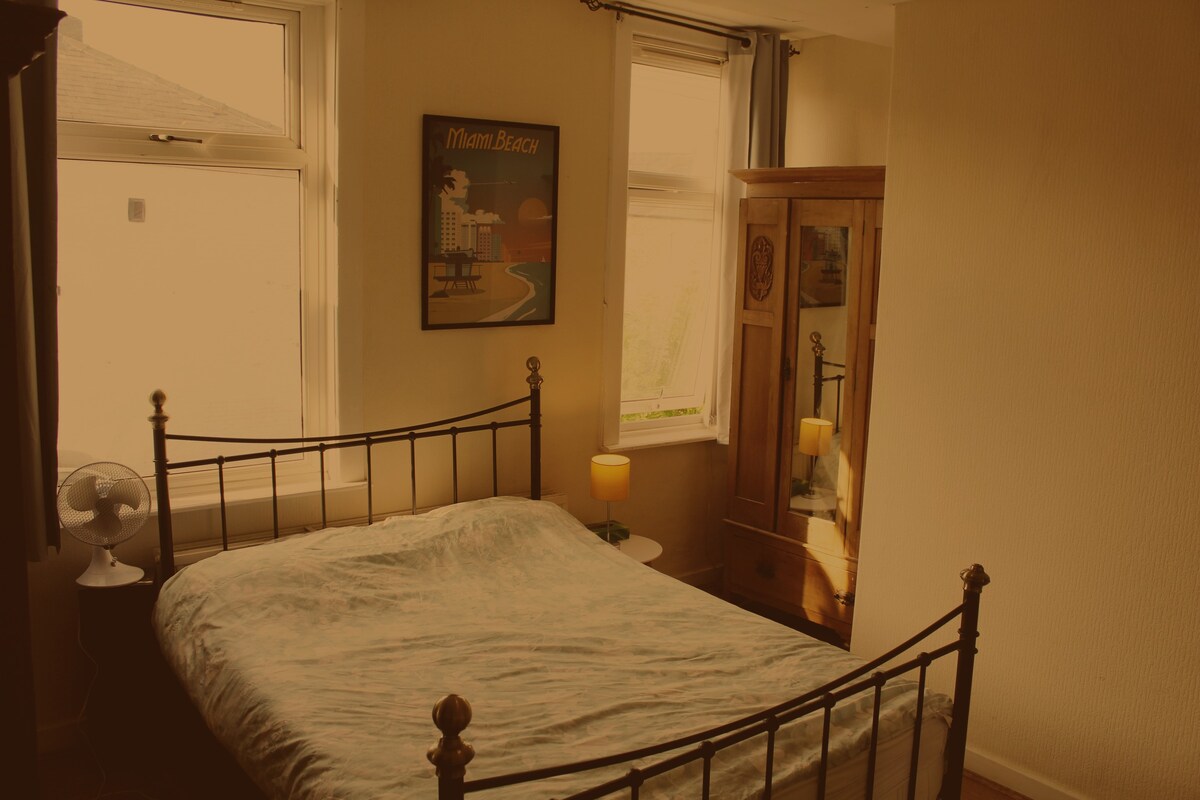 宽敞的双人卧室，靠近Heaton公园。