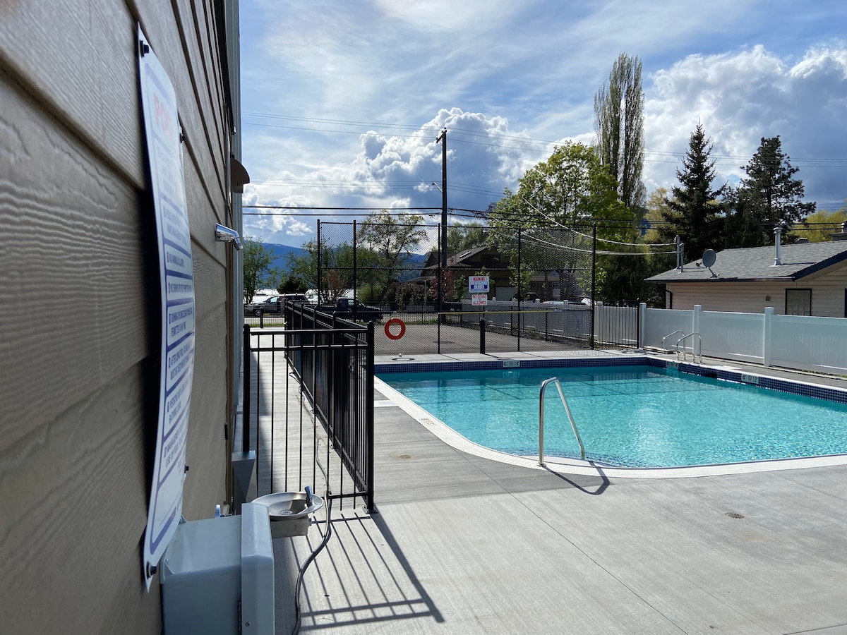 Lake Okanagan Cute Cozy Condo, beach & pool access