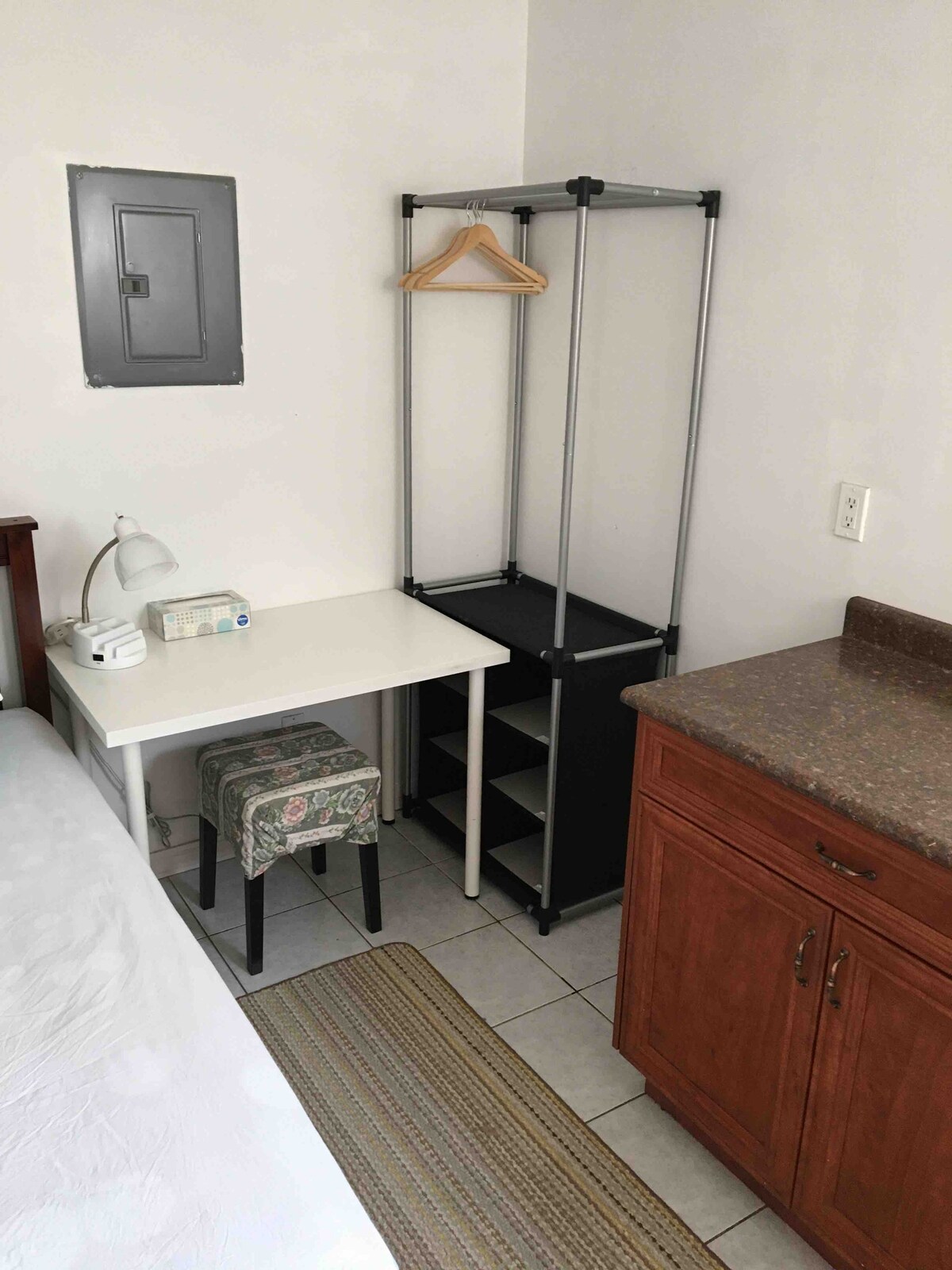 Basement 1 bedroom for single shared bathroom