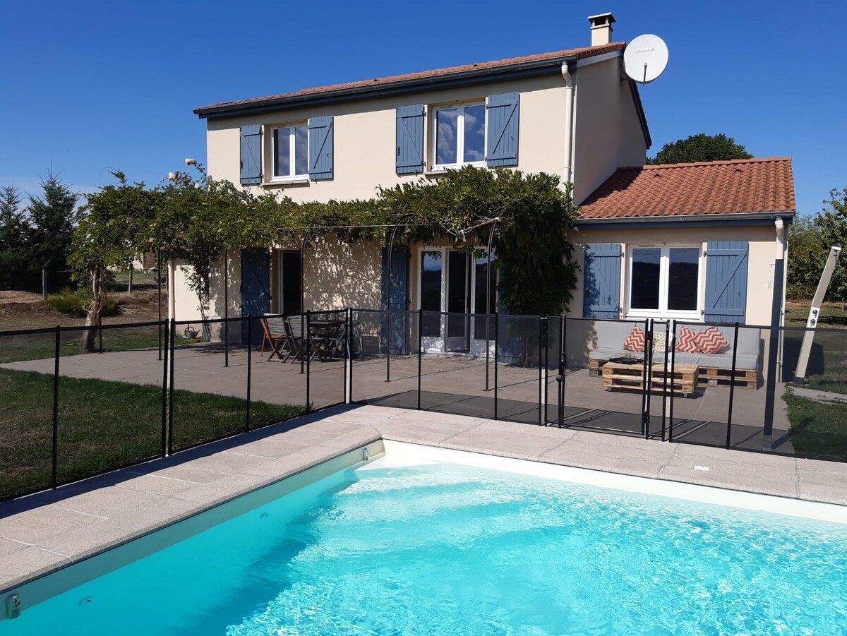 Maison 9 pers, piscine, vue imprenable, 50min Lyon