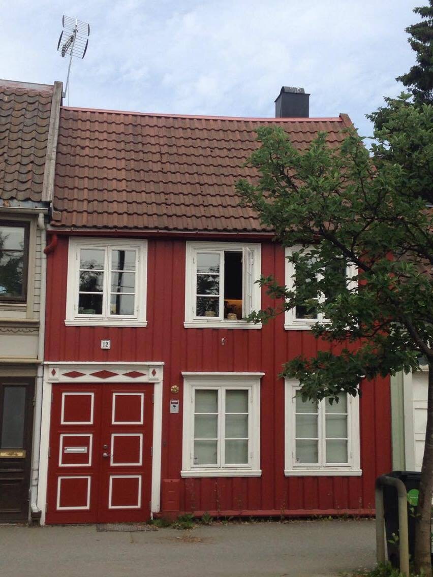 The Little Red House - Close to city center