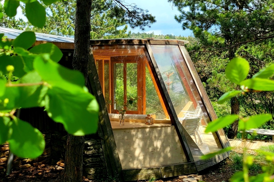 Une maison ronde, en bois, dans la nature.