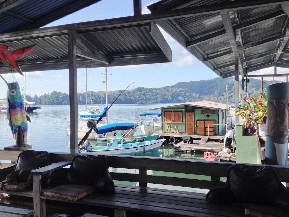 Magic Carpet Houseboat