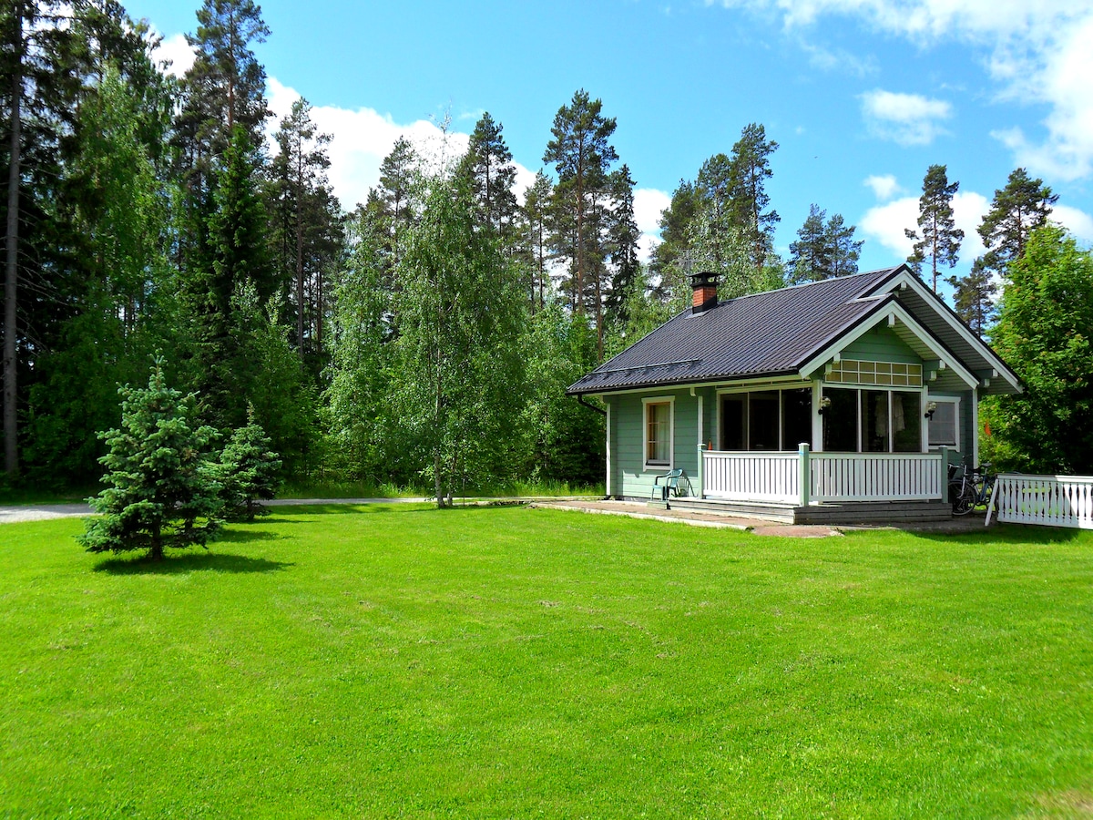 LomakyläTapiola的湖畔小屋