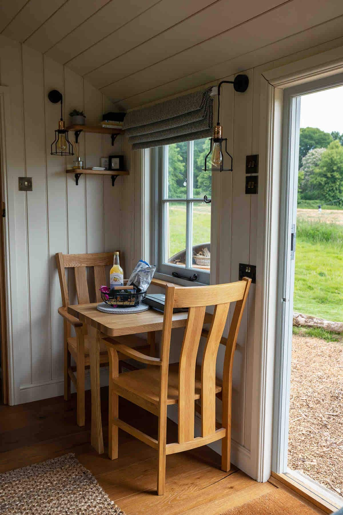 Brambling, luxury shepherd's hut on private estate