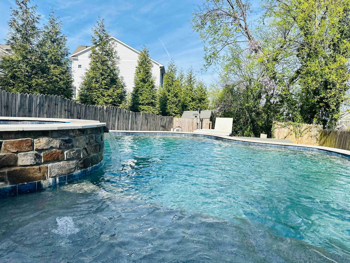 Gorgeous Family Home w/ Hot Tub