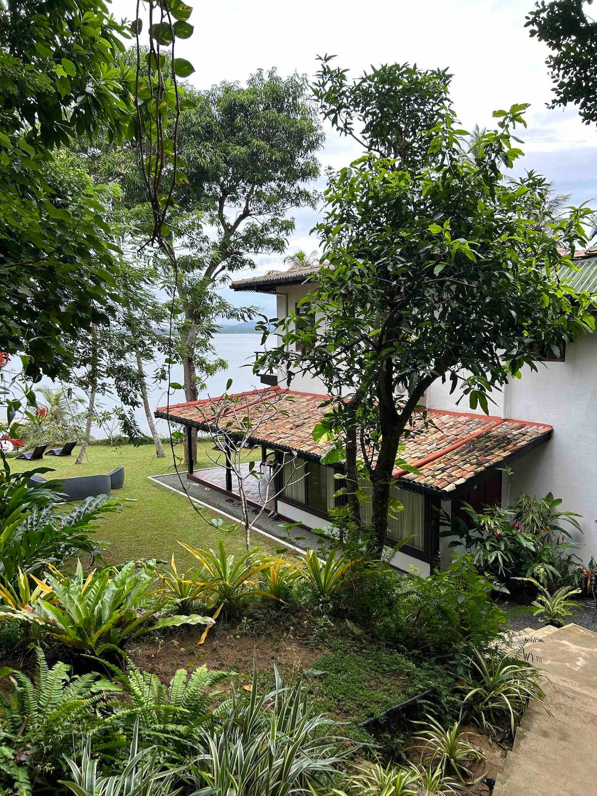 Cottage by the Lake (5 mins from the beach)