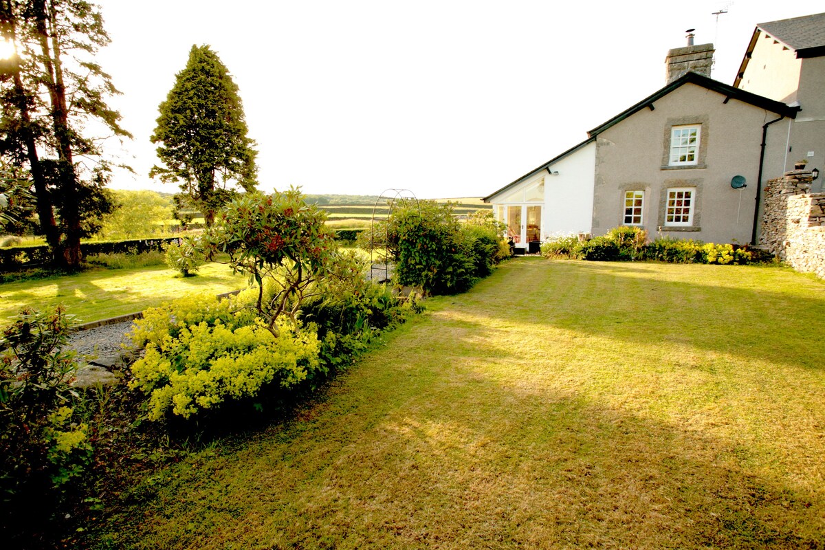 Granary Cottage ，配备电动汽车充电点和花园