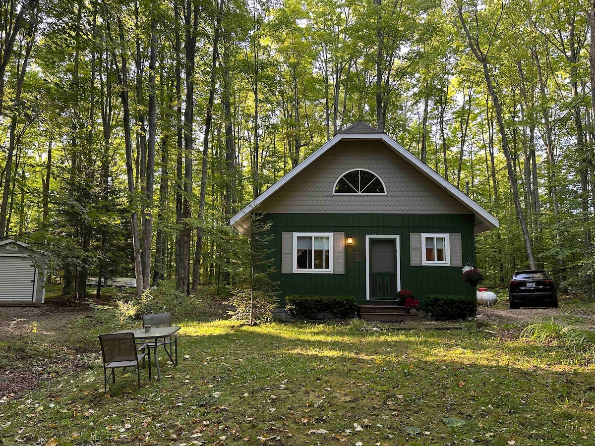 Horn HideAway: wooded cottage, lake access